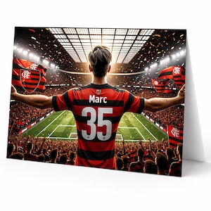 Op de afbeelding: Illustratie van een voetballer in een rood-zwart gestreept shirt met nummer 35 en de naam "Marc" op de rug, die viert in een stadion vol fans. De speler houdt vlaggen met het embleem van het team vast.