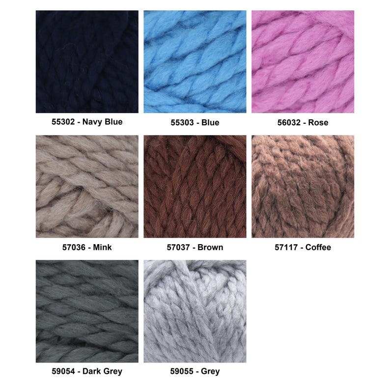 Pode incluir: Close-up de oito novelos de l&atilde; grossa em v&aacute;rias cores. As cores incluem azul marinho, azul claro, rosa, vison, castanho, caf&eacute;, cinza escuro e cinza. Cada novelo tem uma etiqueta com o nome e o n&uacute;mero da cor.