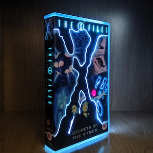 De X-Files upcycled displayverlichting voor VHS-behuizing