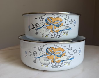 Gibson Vintage Emaille Nesting Rührschüsseln 2er-Set Country Goose Weiß Blau 8 in