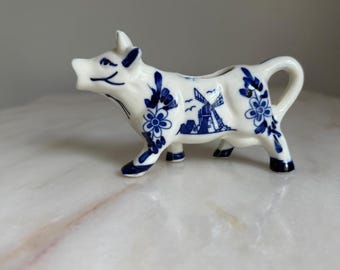 Jarra de crema de cerámica estilo Delft azul vintage con forma de vaca, molino de viento y figura floral de 5 pulgadas.