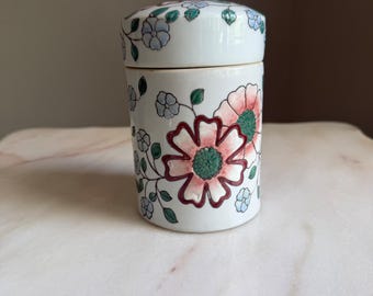 Tarro de té de cerámica vintage con diseño floral, pintado a mano en rosa, azul y blanco.