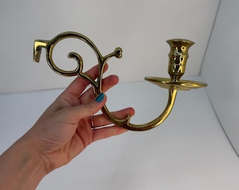Aplique de pared vintage de latón macizo pulido con portavelas en forma de pergamino, color dorado tradicional.