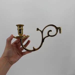 Vintage massiv mässing vägglampa med konisk ljushållare i polerad guldton