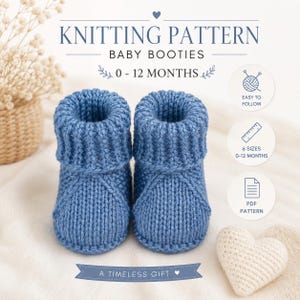 Pode incluir: Um par de sapatinhos de bebé tricotados em azul com um design de punho canelado. A imagem inclui o texto KNITTING PATTERN BABY BOOTIES 0-12 MONTHS, EASY TO FOLLOW, 6 SIZES e PDF PATTERN. Um pequeno objeto branco em forma de coração.