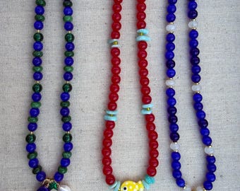 Collar con dije de pez de cerámica y cuentas