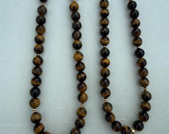 Collar con dije de corazón chapado en oro y ojo de tigre de 8 mm, collar de cuentas grueso y moderno.