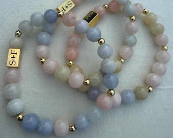 Pulsera de cuentas de morganita, detalles en oro, cuentas de morganita de 8 mm.