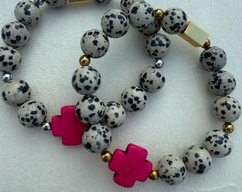 Pulsera colorida de cuentas gruesas de 10 mm con cruz de howlita