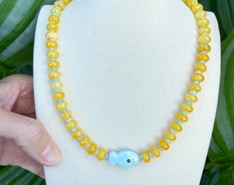Collar tipo rondel de jade amarillo con dije de pez de cerámica – Cuentas azules de acento, cierre dorado, gargantilla