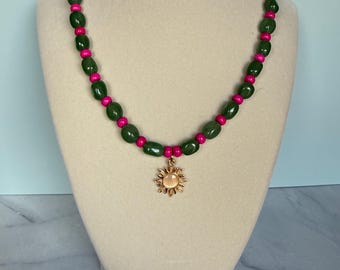 Collar de cuentas de jade verde con detalles rosas y dije de sol dorado