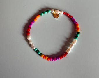 Pulsera vibrante y colorida con perlas de agua dulce.