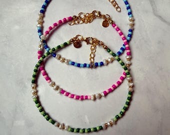 Tobillera de cuentas con acabado chapado en oro – Joyería de verano en azul, rosa y verde