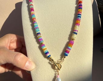 Collar con colgante de disco Heishi de nácar de la colección Cabana, con cierre de palanca y dije de perla.