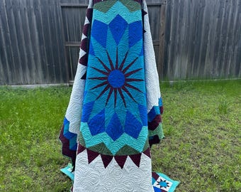 Edredón hecho a mano con medallón color verde azulado, dalia azul verdosa y burdeos, tamaño Queen, patchwork de herencia familiar.