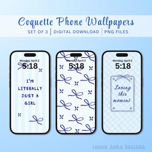 Könnte beinhalten: Digitaler Download von drei Handy-Hintergründen mit Coquette-Thema. Jedes Telefon zeigt ein anderes Design: gestreift mit Text, Schleifenmuster und ein Vichy-Muster mit Text. Alle Designs sind in Blau gehalten.