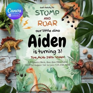 以下が含まれることがあります： 恐竜をテーマにした誕生日招待状。「Get ready to STOMP AND ROAR, our little dino Aiden is turning 3!」とイベントの詳細が書かれています。装飾的なおもちゃの恐竜と熱帯の葉がテキストを囲んでいます。