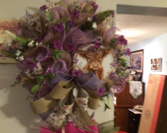 Libby fazia coroas de flores à mão.