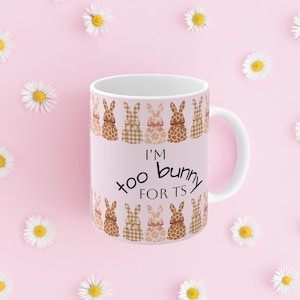 パッチワークうさぎ柄セラミックマグカップ｜パステルピンクのコテージコアコーヒーカップ