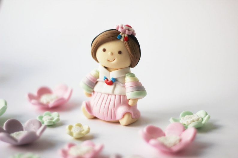 Fondant Korean Hanbok cake topper set. Perfect for your Etsy