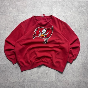 Könnte beinhalten: Ein rotes langärmeliges Sweatshirt mit Rundhalsausschnitt und einer großen gestickten Grafik auf der Brust. Die Grafik zeigt eine schwarz-rote Piratenflagge mit weißem Totenkopf, gekreuzten Knochen, einem braunen Football und einem Schwertgriff.