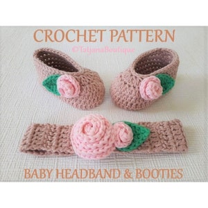 Puede incluir: Patrón de crochet para una diadema y botines para bebé. La diadema y los botines son de color marrón claro y tienen una flor rosa con hojas verdes.