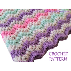 Puede incluir: Un patrón de crochet para una manta de bebé con un diseño de chevron en tonos de morado, rosa y verde. La manta está hecha con un punto texturizado que crea una superficie abultada. El patrón está escrito en inglés e incluye instrucciones para hacer la manta.