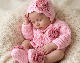 Modello per cardigan, cappellino e scarpine da neonato all'uncinetto, PDF n. 194