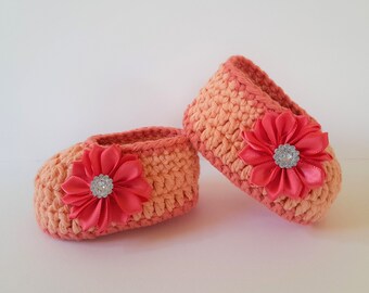 Botas de bebê de crochê, chá de bebê de presente, sapatos de bebê, botas de bailarina de algodão, sapatos de bebê de crochê de algodão, flores de cetim