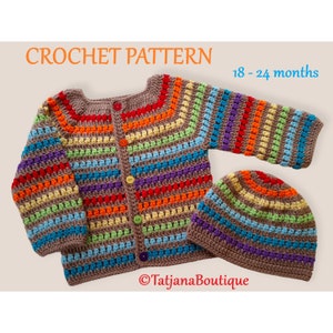 Könnte beinhalten: Ein Häkelmuster für eine regenbogenfarbene gestreifte Strickjacke und eine passende Mütze für Babys im Alter von 18-24 Monaten. Das Muster enthält Anleitungen zum Häkeln des Kleidungsstücks und der Mütze mit bunter Wolle.