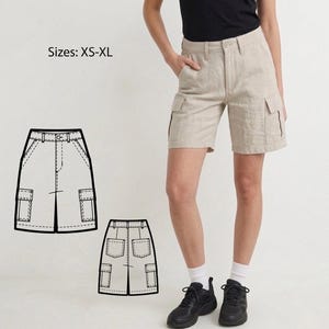 Può includere: Pantaloncini cargo beige con più tasche, mostrati su una persona. I pantaloncini hanno una chiusura con bottone e cerniera e un passante per la cintura. L'immagine include anche un disegno al tratto dei pantaloncini e il testo "Sizes: XS-XL".