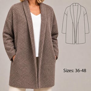 Puede incluir: Un cárdigan de forro polar texturizado marrón con mangas largas, cuello chal y dos bolsillos delanteros. La prenda se muestra junto a una ilustración de dibujo lineal en blanco y negro del mismo diseño, con el texto "Sizes: 36-48" impreso debajo.
