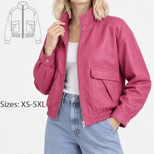 Könnte beinhalten: Eine leuchtend pinke Jacke mit Stehkragen, durchgehendem Frontreißverschluss und zwei großen Pattentaschen auf der Vorderseite. Die Jacke hat lange Ärmel mit geknöpften Manschetten und einen elastischen Saum. Text auf dem Bild: Sizes: XS-5XL.