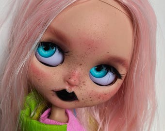 Muñeca Blythe Neon Ivy OOAK – Muñeca personalizada, cabello rosa, ojos de cristal, atuendo hecho a mano, lista para enviar