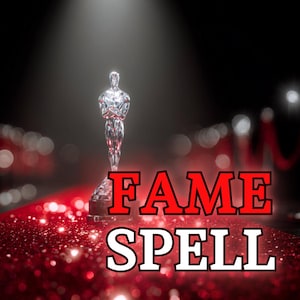 Pode incluir: Um troféu transparente em forma humana sobre uma base escura, posicionado numa superfície vermelha cintilante e texturizada. O texto FAME SPELL é exibido em letras gordas vermelhas e brancas na parte inferior da imagem.