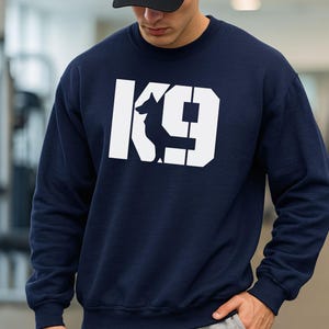 Può includere: Un cartello in legno rustico con la scritta "Welcome to our home" in lettere bianche. Il cartello presenta una finitura invecchiata e un design semplice e invitante, ideale per l'arredamento dell'ingresso.