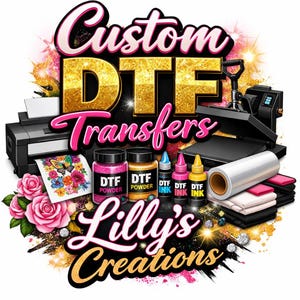 Può includere: Una grafica colorata che promuove "Custom DTF Transfers" con un effetto glitter dorato. L'immagine include una stampante, una termopressa, flaconi di inchiostro, barattoli di polvere e il testo "Lilly's Creations". Sono presenti anche rose rosa e farfalle.