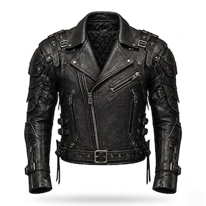 Könnte beinhalten: Eine schwarze Motorradjacke aus Leder mit gestepptem Innenfutter, asymmetrischem Frontreißverschluss, mehreren silberfarbenen Metallschnallen an Schultern, Seiten und Ärmelbündchen sowie einem Taillengürtel mit Metallschnalle.