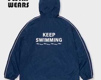 Conjunto de ropa oficial de BTS 2026 SWIM: chaqueta cortavientos, pantalones y gorra. Ropa para fans del Kpop.