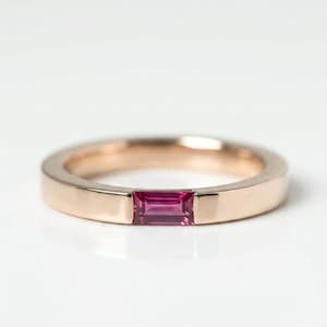 14k Solid Gold Rubin Ring, Plain Dome Band, Hochzeitsring, Solid Gold Schmuck, Minimalist stapelbar Ring, natürlicher Birthstone Schmuck, Annie