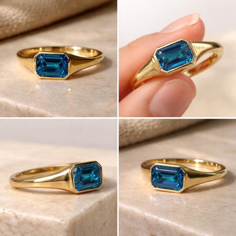 Op de afbeelding: Een gouden ring met een rechthoekige, smaragdgeslepen, blauwe edelsteen. De ring heeft een gladde, gepolijste band en een bezel setting. De ring wordt vanuit verschillende hoeken getoond.