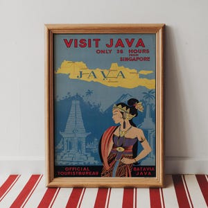Può includere: Un poster di viaggio vintage incorniciato intitolato VISIT JAVA, che mostra una mappa di Giava, la sagoma di un tempio e una persona in abiti tradizionali. Il testo recita ONLY 36 HOURS FROM SINGAPORE e OFFICIAL TOURISTBUREAU BATAVIA JAVA.