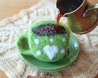 Broche de taza de café de fieltro con aguja – Joyería en miniatura para amantes del espresso, accesorio acogedor para la mañana.