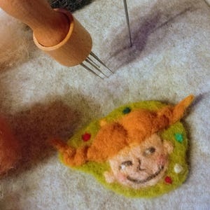 Broche de fieltro de Pippi Calzaslargas – Pin de retrato de fieltro con aguja, caprichoso y original imagen 4