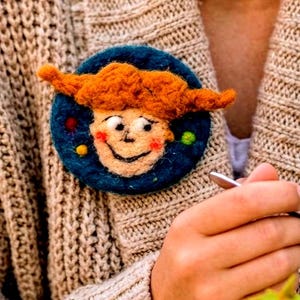 Pippi: The Giant Hearted Rebel 👱‍♀️💥 ​"I’m Pippi, and I’m taking over your coat!" At 5.9 in (15 cm), this isn't just a brooch—it’s a hand-felted statement of pure, wild joy. ​With her iconic gravity-defying braids and woolly freckles, she’s the ultimate companion for those who refuse to grow up. Hand-poked with heart by CopraTinTin, she’s soft, bold, and ready for any adventure you throw her way! ​Price: €40.00 🎁 (Includes worldwide shipping & a dose of courage!).Adopt your Pippi!🙃