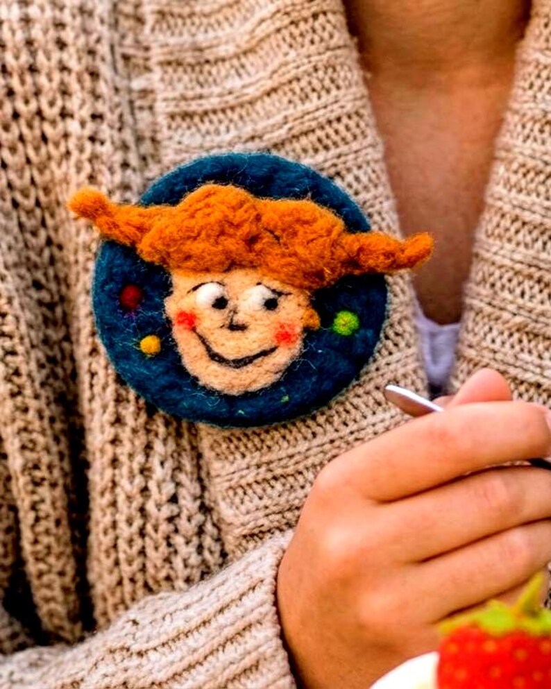 Pippi: The Giant Hearted Rebel 👱‍♀️💥 ​"I’m Pippi, and I’m taking over your coat!" At 5.9 in (15 cm), this isn't just a brooch—it’s a hand-felted statement of pure, wild joy. ​With her iconic gravity-defying braids and woolly freckles, she’s the ultimate companion for those who refuse to grow up. Hand-poked with heart by CopraTinTin, she’s soft, bold, and ready for any adventure you throw her way! ​Price: €40.00 🎁 (Includes worldwide shipping & a dose of courage!).Adopt your Pippi!🙃