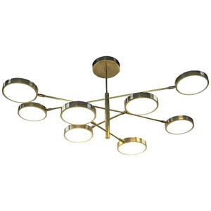 Op de afbeelding: Een moderne messing kroonluchter met acht cirkelvormige LED-lampen. De armatuur heeft een centrale steel en uitstralende armen, elk met een plat, rond licht. De lichten zijn helderwit en het metaal heeft een warme, gouden afwerking.