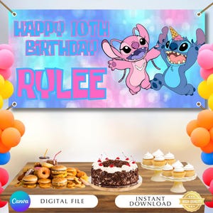 Pu&ograve; includere: Uno striscione con la scritta "HAPPY 10TH BIRTHDAY RYLEE" e personaggi dei cartoni animati. Lo striscione &egrave; blu e rosa con effetto bokeh. Un tavolo &egrave; apparecchiato con torta, cupcake, ciambelle e hamburger. Palloncini rosa, gialli e arancioni su entrambi i lati.