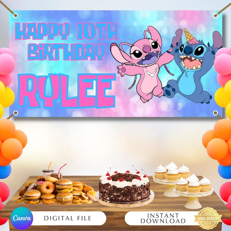 Pu&ograve; includere: Uno striscione con la scritta "HAPPY 10TH BIRTHDAY RYLEE" e personaggi dei cartoni animati. Lo striscione &egrave; blu e rosa con effetto bokeh. Un tavolo &egrave; apparecchiato con torta, cupcake, ciambelle e hamburger. Palloncini rosa, gialli e arancioni su entrambi i lati.
