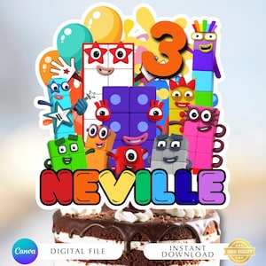 Puede incluir: Un adorno para tarta colorido con bloques de números de dibujos animados y globos. El adorno incluye el nombre "Neville" y el número "3" en naranja. La tarta es de chocolate con glaseado blanco.